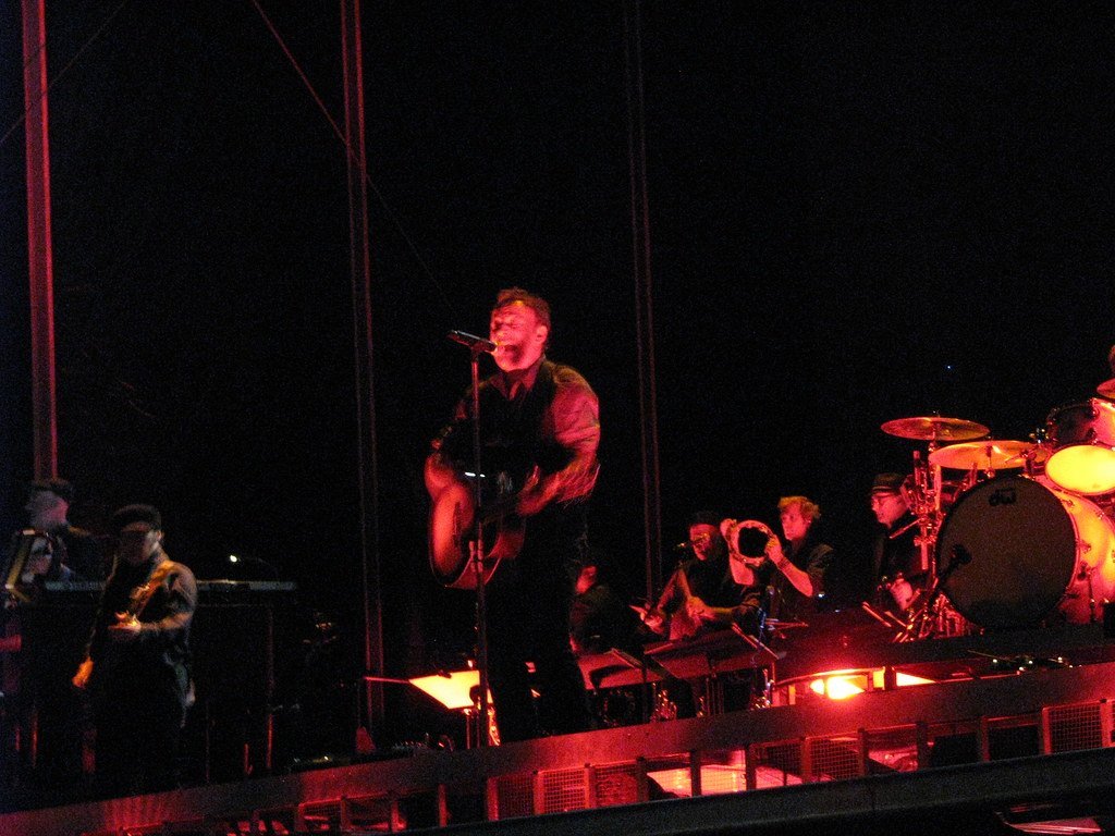 Bruce Springsteen at Giants Stadium 2009 (greatbiggeekblog, Flickr, CC BY-SA 2.0)