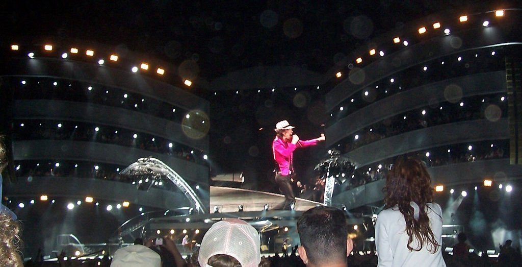 Get Off of My Cloud (Rolling Stones Concert
Uploaded by LongLiveRock, CC BY 2.0)