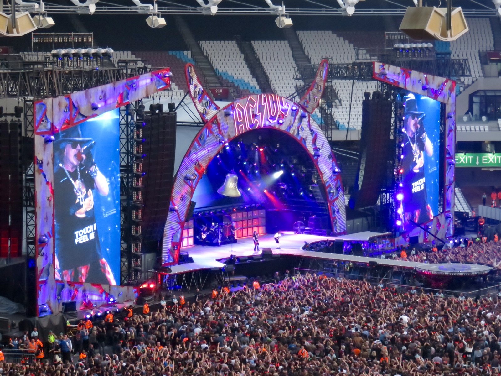 2. AC/DC (By Egghead06, CC BY-SA 4.0)